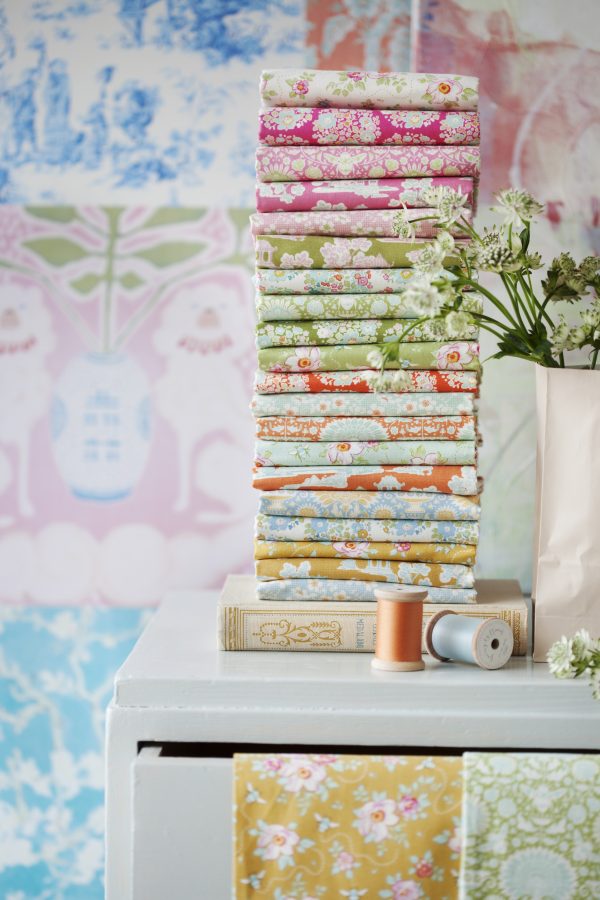TELA TILDA BUMBLEBEE - CHERRY BLOSSOM TEAL - Image 2